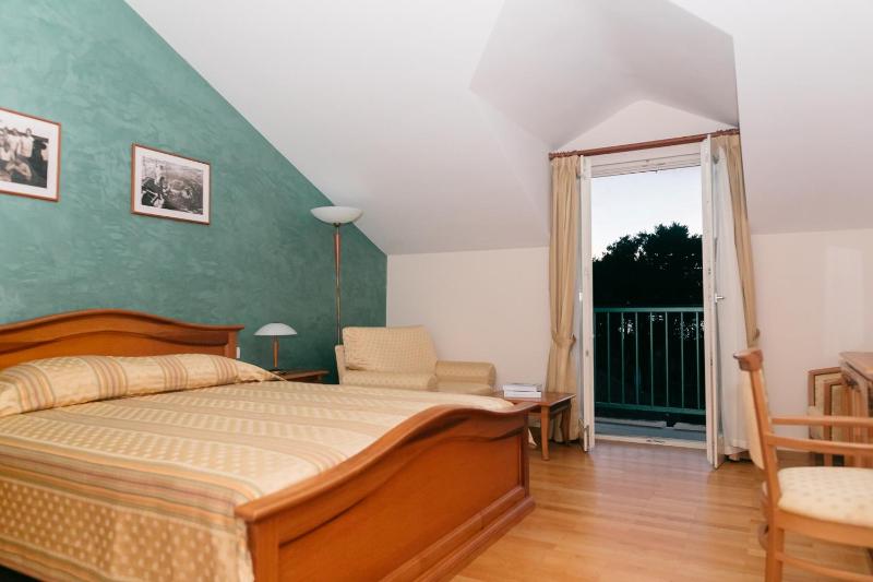 Double Room with Balcony image 2