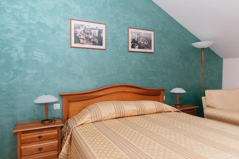 Double Room with Balcony image 3