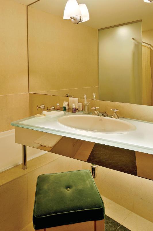 Premier Queen Room image 1