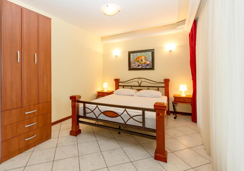 King Studio with Sofa Bed image 3