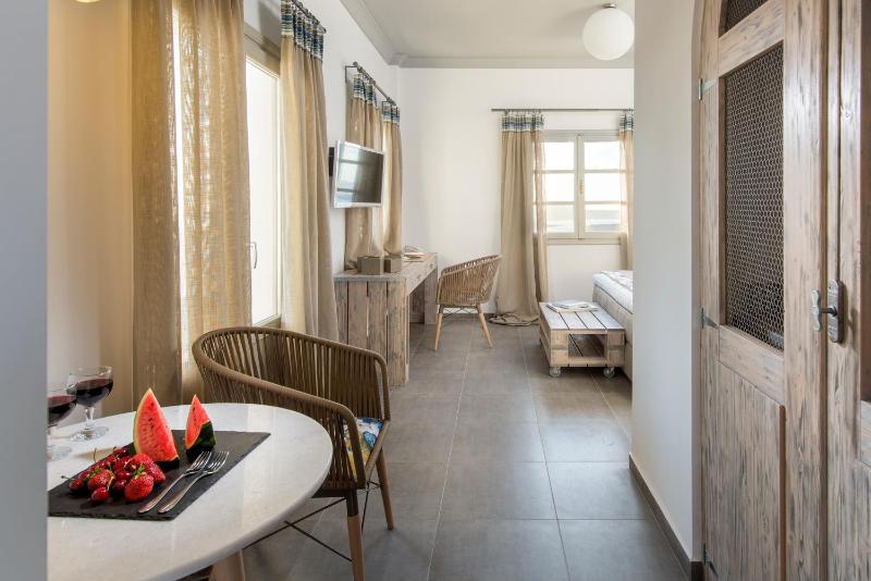 Honeymoon Suite with Outdoor Jacuzzi image 3