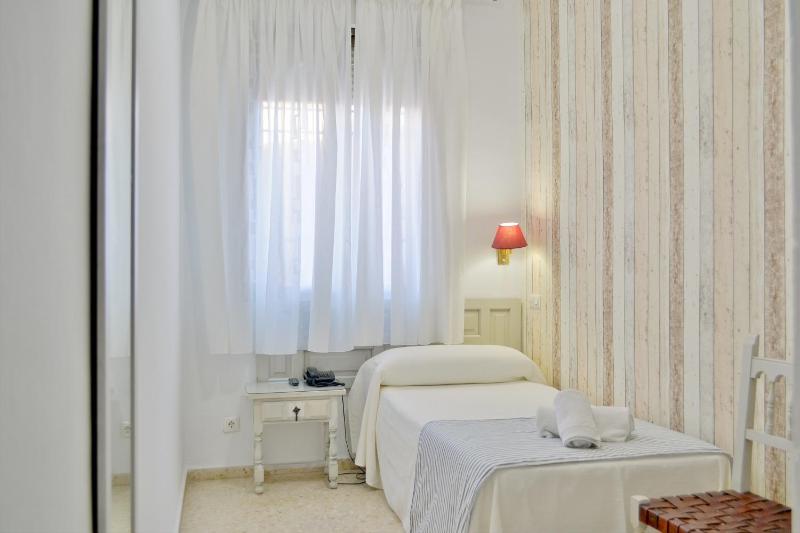 Single Room image 4