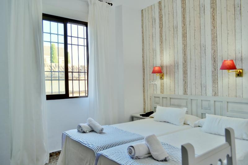 Standard Double Room image 3