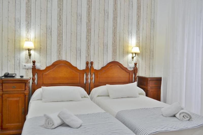 Twin Room image 3