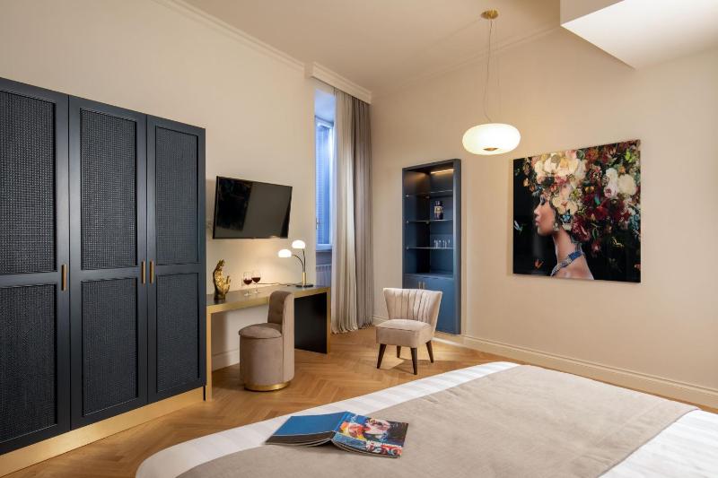 Superior King Room image 4