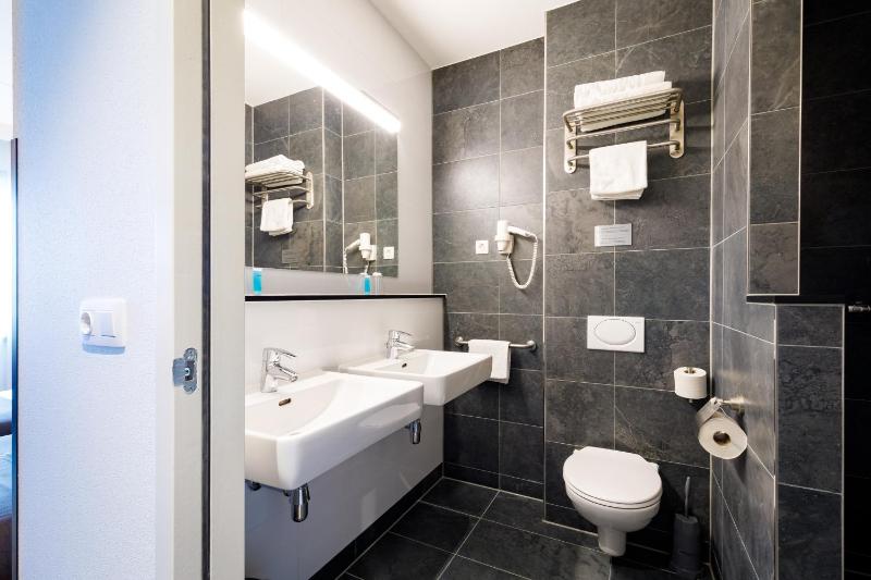 Deluxe Twin Room image 3
