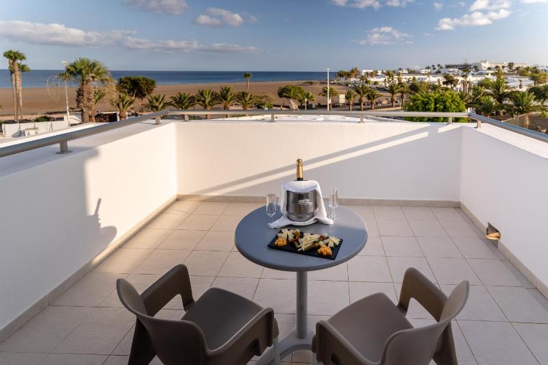 Twin Room with Sea View (2 Adults + 1 Child) image 4
