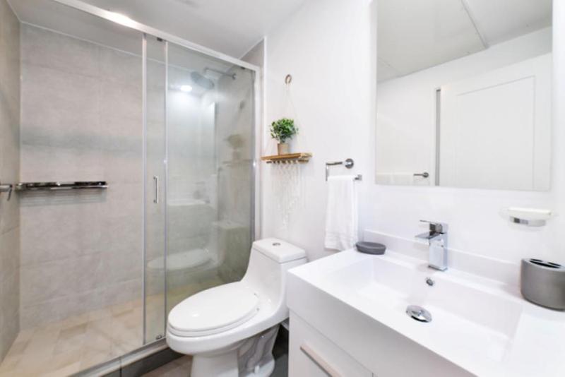 Stylish luxury condo central location ocean view pool gym - image 30