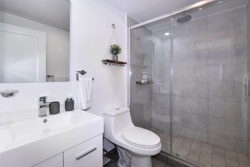Stylish luxury condo central location ocean view pool gym - image 50