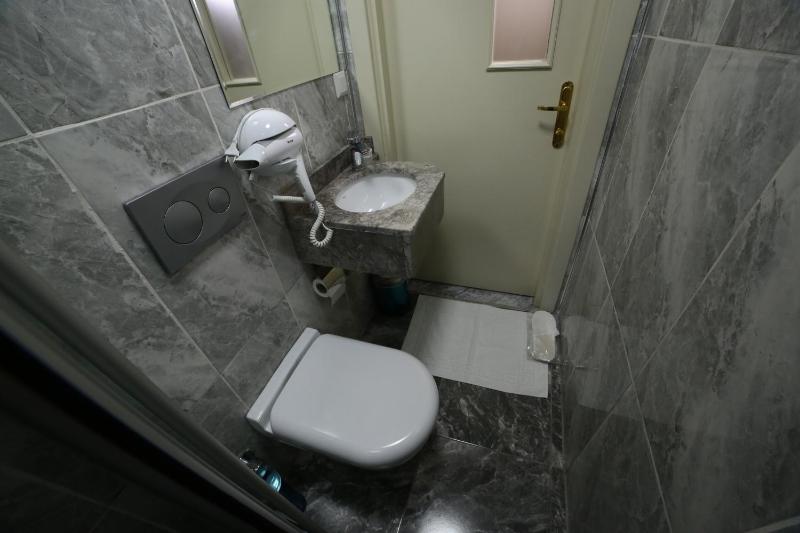 Standard Double Room image 3