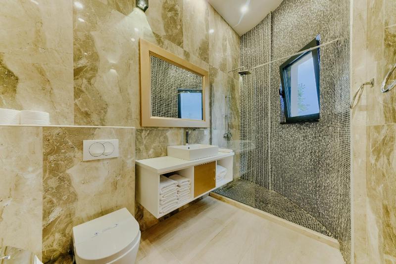 Triple Room with Balcony image 1