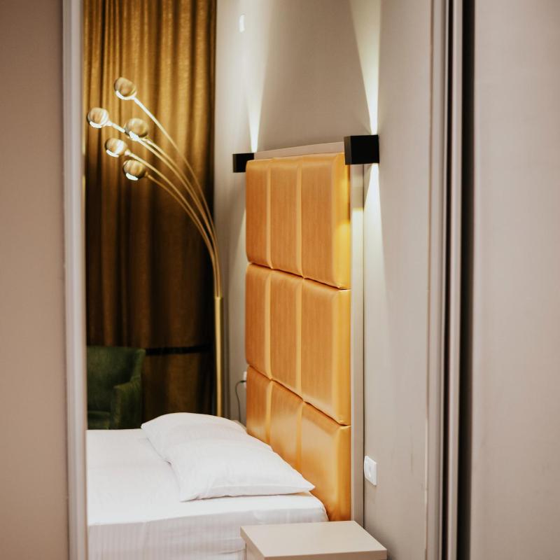 Queen Room with Balcony image 3