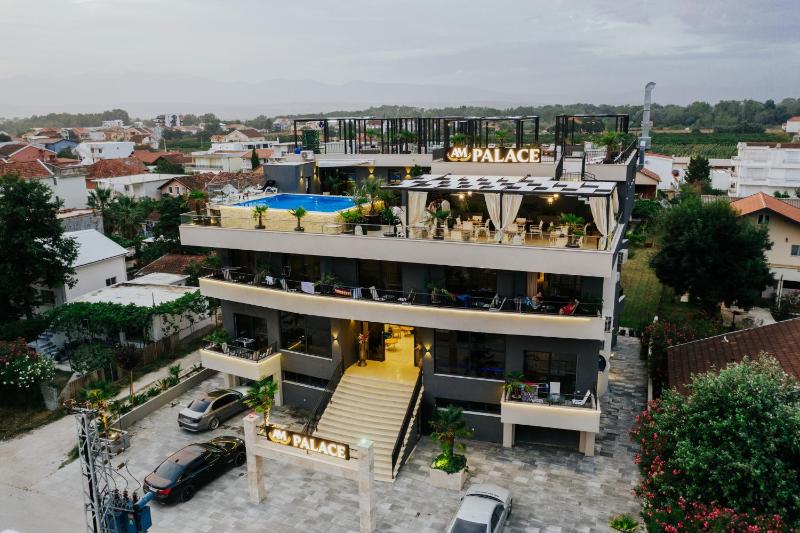 Deluxe Double Room with Balcony image 4