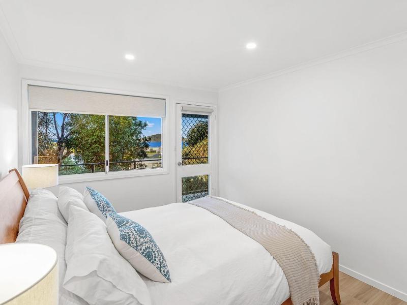 Island View Large Family Home Pool WI FI and Sweeping Views of Fingal - image 9