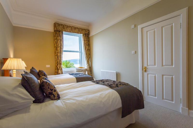 Deluxe Twin Room with Sea View image 4