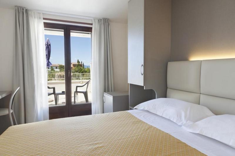 Basic Double Room with Terrace image 3