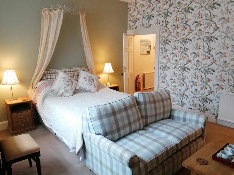 Deluxe King Room image 2