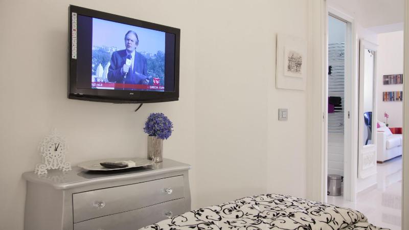 One-Bedroom Apartment image 4