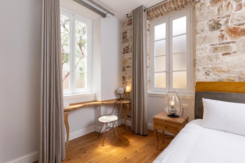 Deluxe Double Room with Garden View image 4