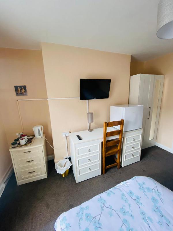 Twin Room with Shower image 4