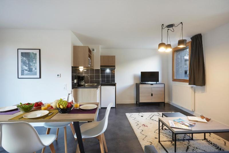 One-Bedroom Apartment image 2