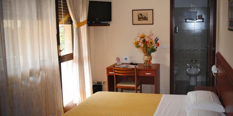 Double Room with Balcony image 2