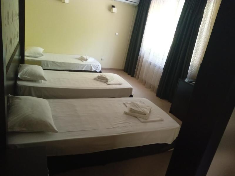 Standard Triple Room image 1
