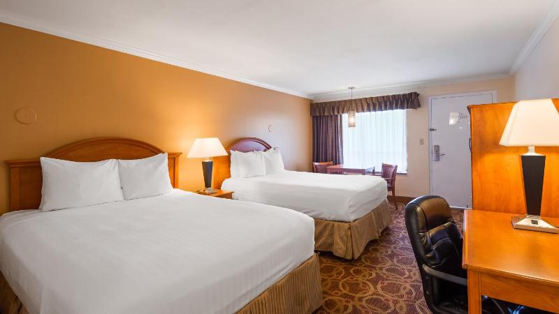 Queen Room with Two Queen Beds - Non-Smoking image 2