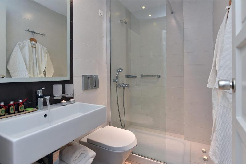 Standard Double or Twin, Window image 3