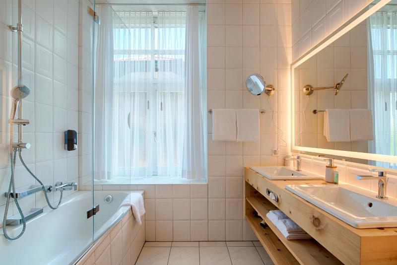 Deluxe Double Room with Balcony image 2