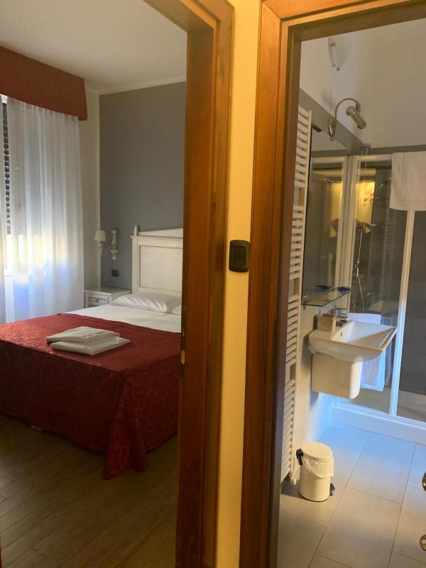 Double Room with Private Bathroom image 2
