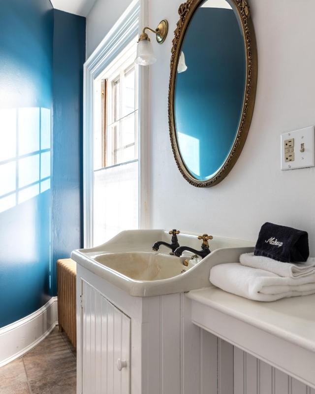 Deluxe Queen Room image 2