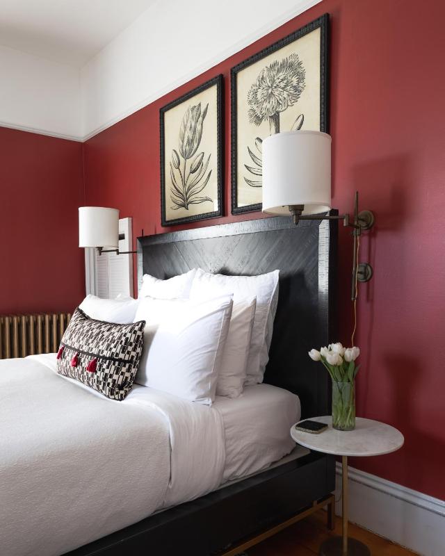Deluxe Queen Room image 2
