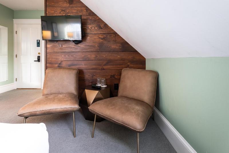 Standard Queen Room image 4