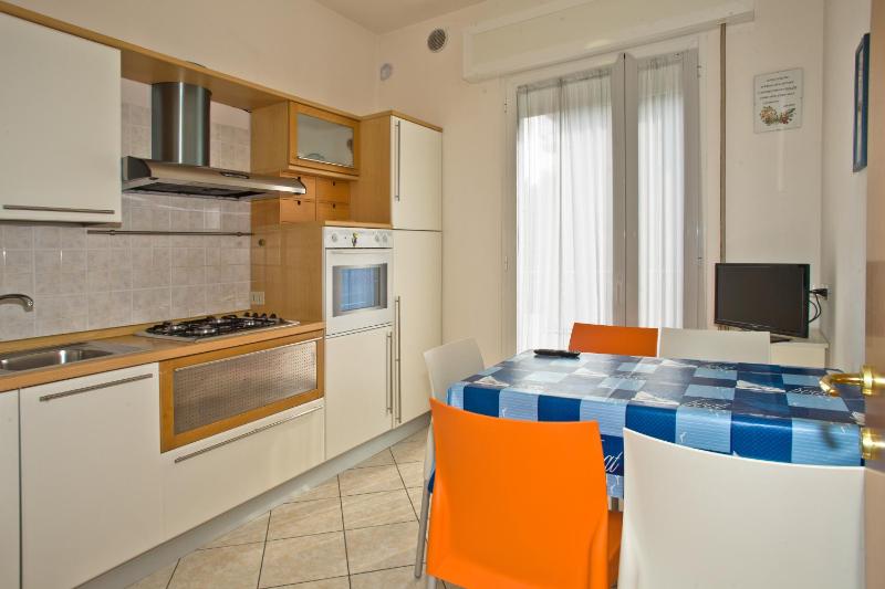 One-Bedroom Apartment - Orange image 1