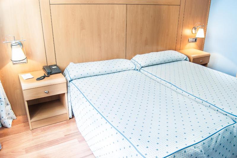 Twin Room with Extra Bed image 4