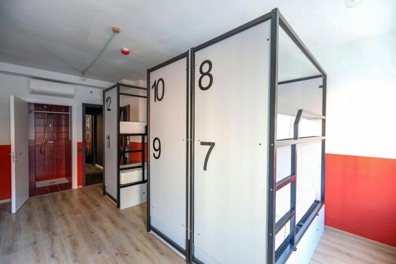 12-Bed Mixed Dormitory Room image 3