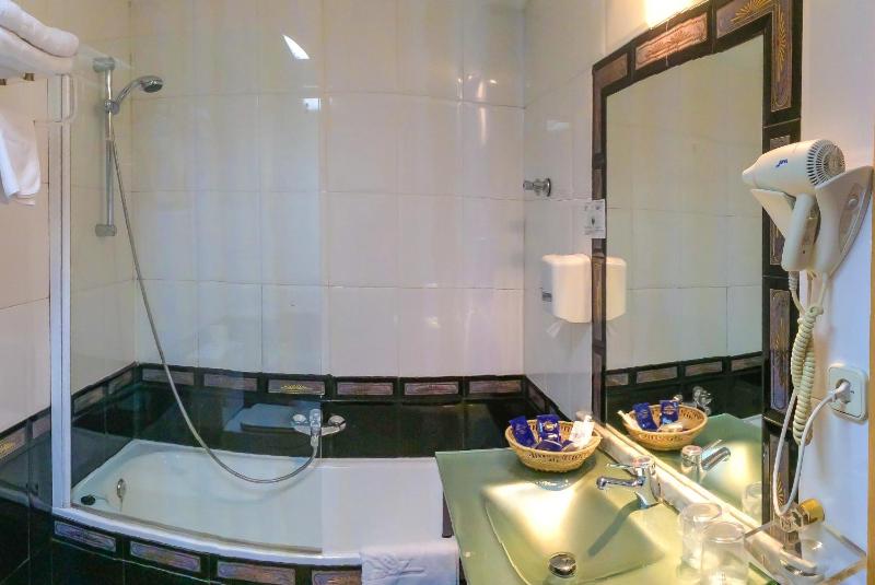 Twin Room with Extra Bed image 3