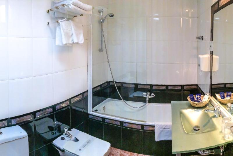 Twin Room with Extra Bed image 2