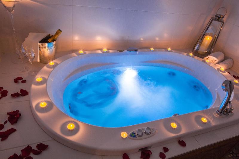 Suite with Spa Bath image 2