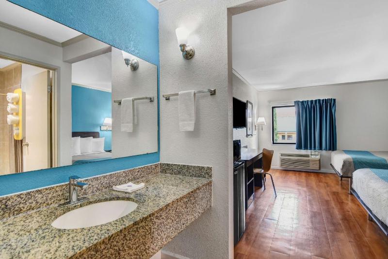 Quadruple Room - Non-Smoking image 1