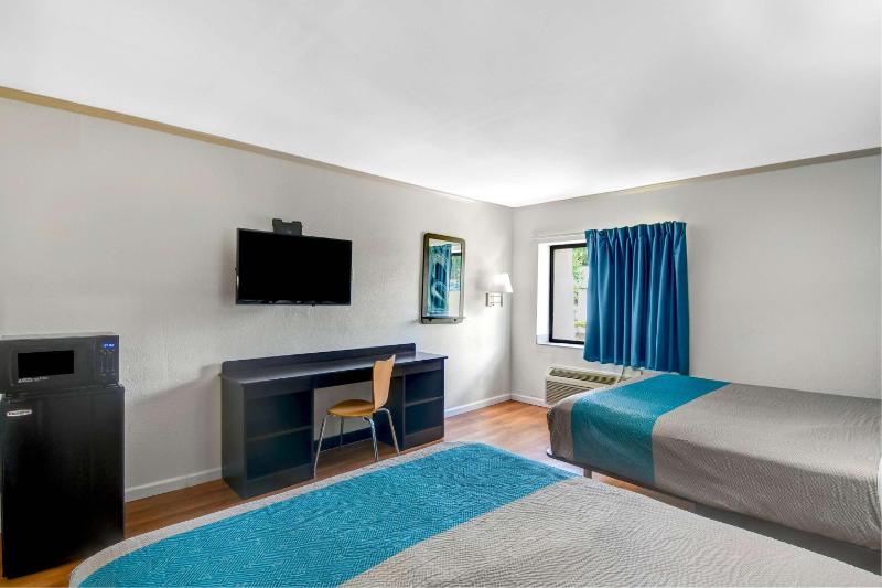 Quadruple Room - Non-Smoking image 4