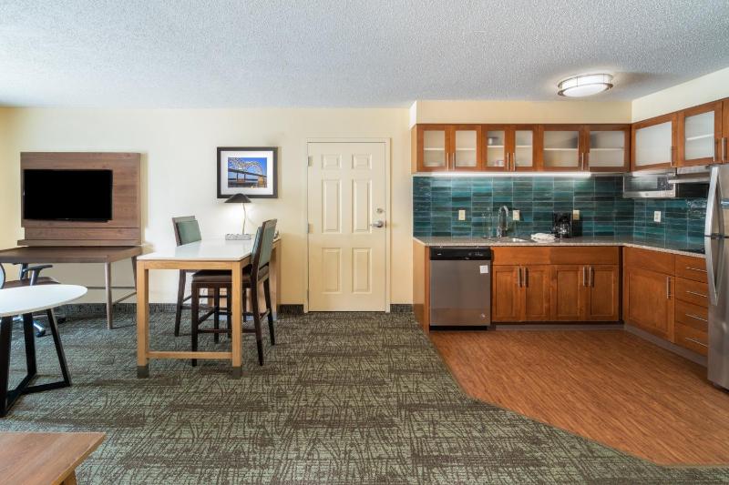 One-Bedroom Suite with Two Queen Beds image 3