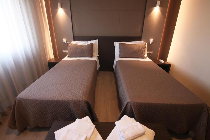 Superior Twin Room image 3