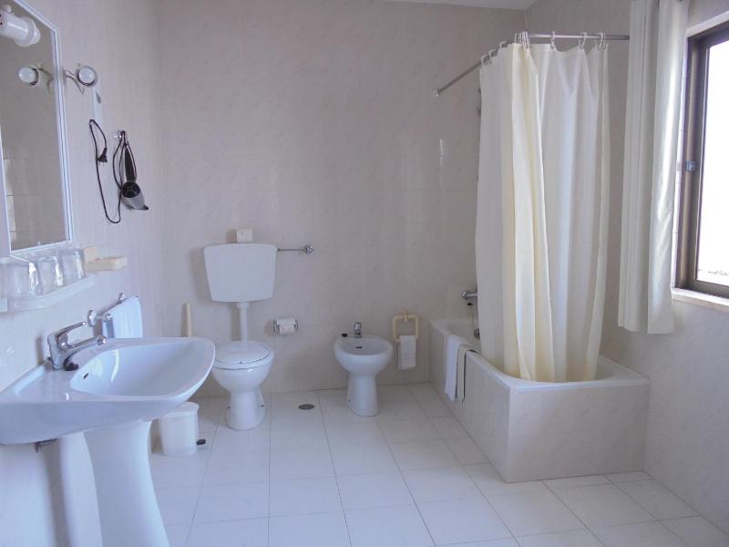 Superior Twin Room image 4