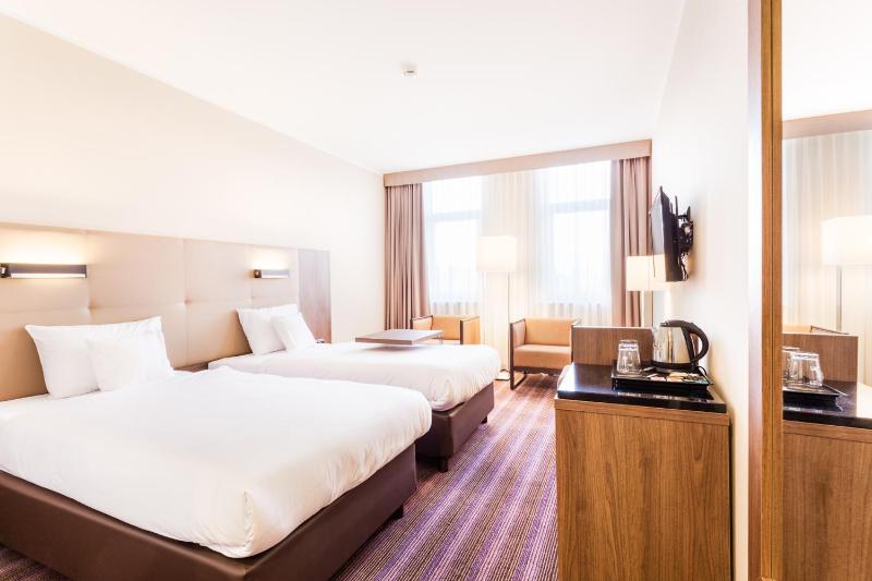 Standard Twin Room image 3