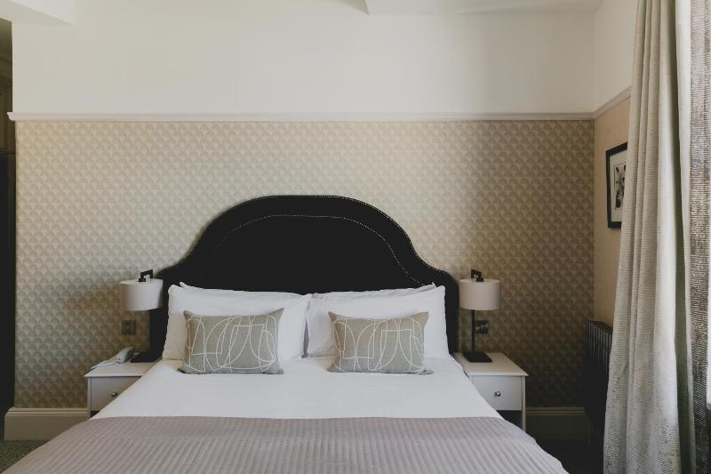 The Queens Hotel - image 2