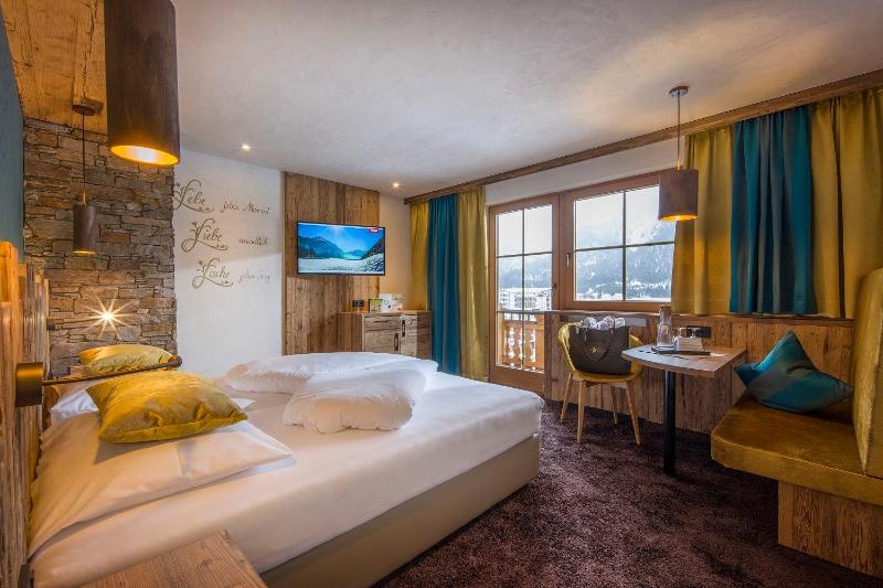Double Room with Balcony image 3