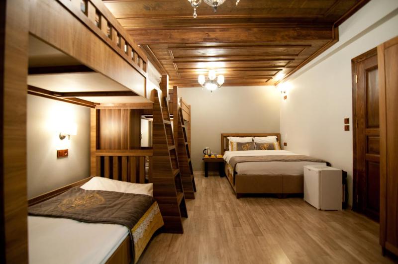 Economy Quadruple Room image 3