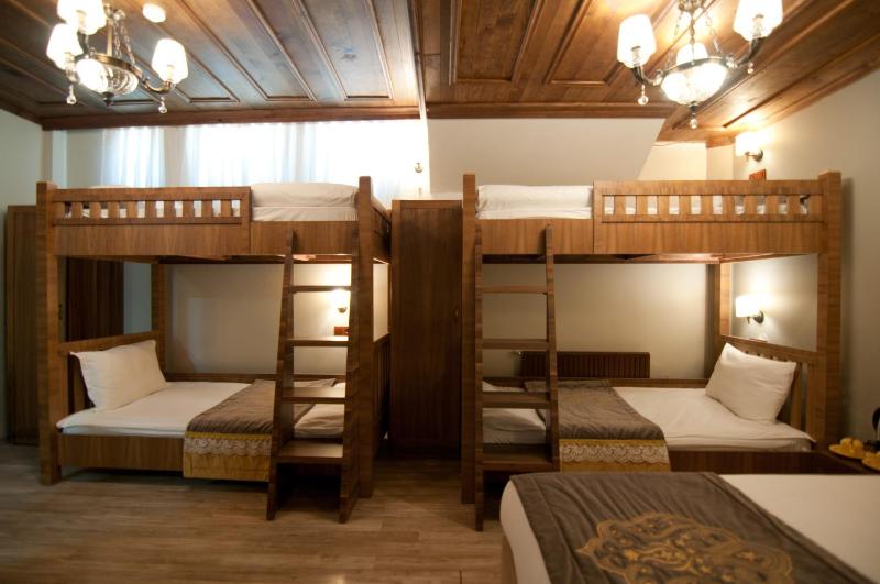 Economy Quadruple Room image 4